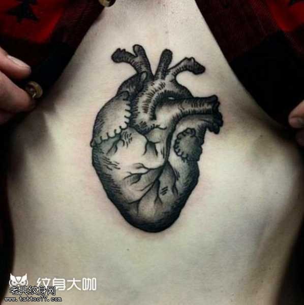 胸部黑灰心脏纹身图案