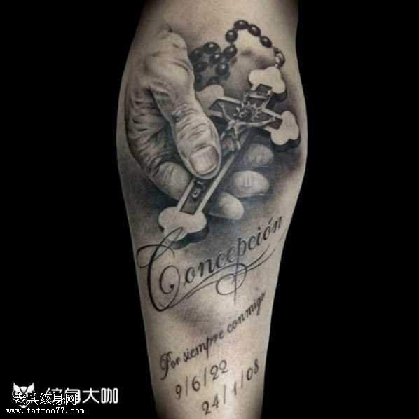 腿部十字手纹身图案