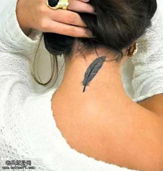 脖子个性羽毛纹身图案