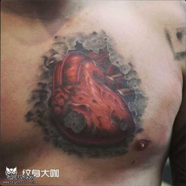 胸部红心脏纹身图案