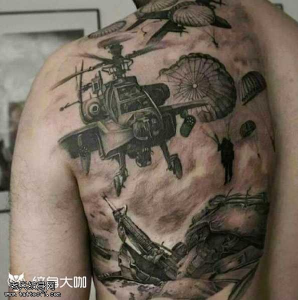 背部武装直升机纹身图案