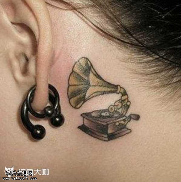 耳部音乐纹身图案