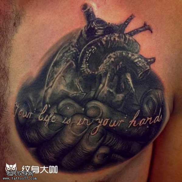 胸部黑心脏纹身图案