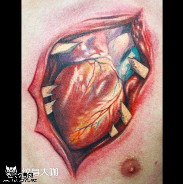 胸部撕心脏纹身图案