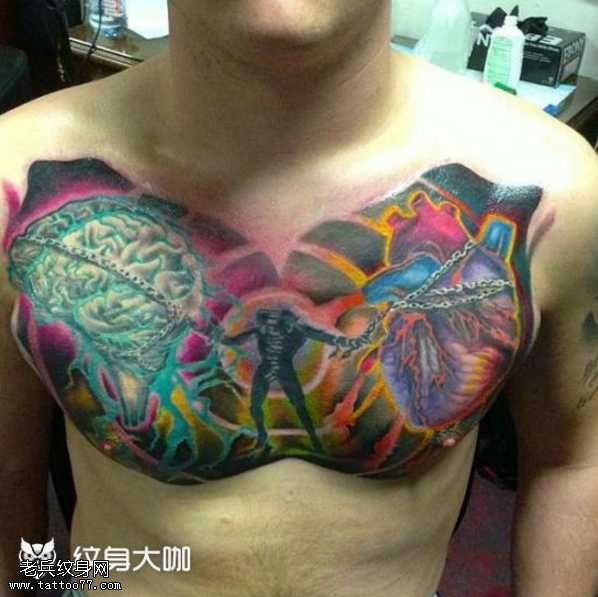 胸部心脑纹身图案