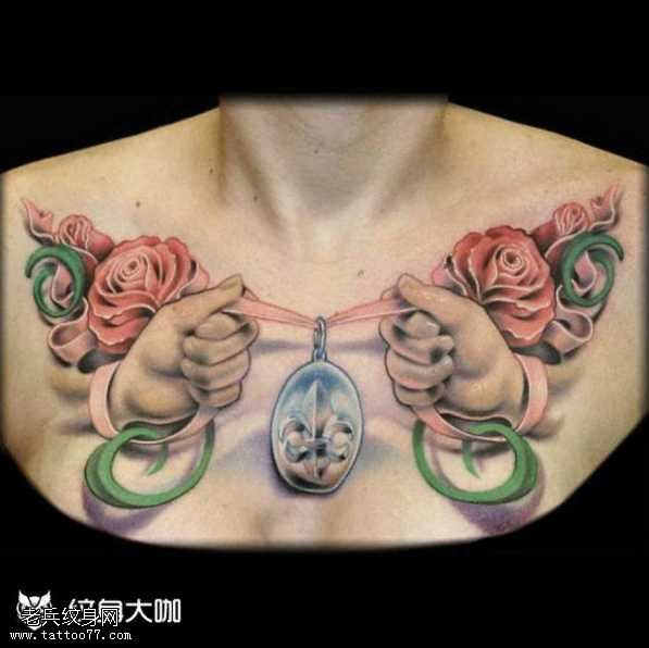 胸部玫瑰纹身图案