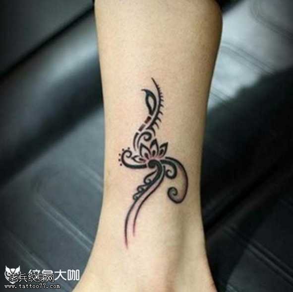 腿部花藤纹身图案
