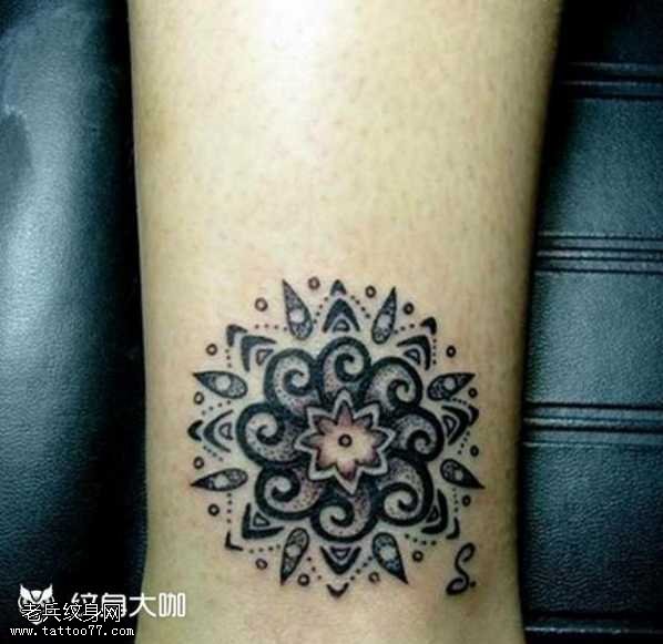 腿部点刺梵花纹身图案