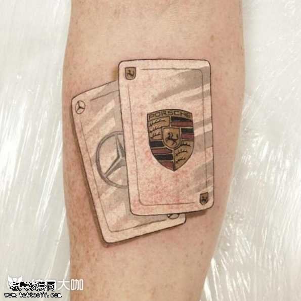 腿部黑色卡牌纹身图案