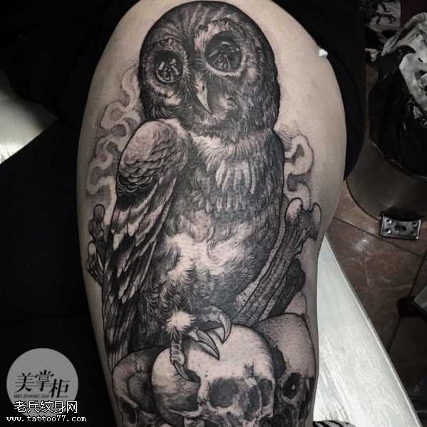 腿部猫头鹰纹身图案