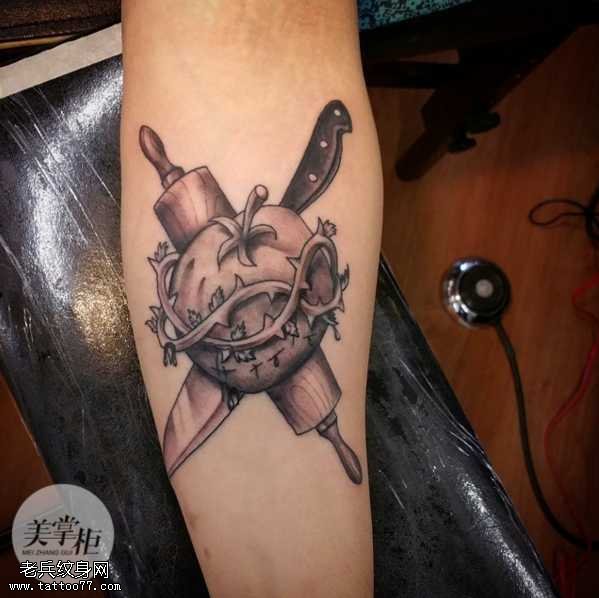 腿部水果刀纹身图案