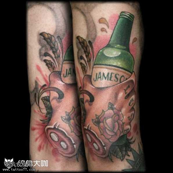 腿部手拿着啤酒纹身图案
