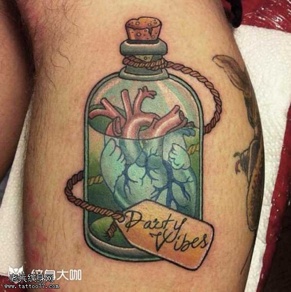 腿部心脏镜纹身图案