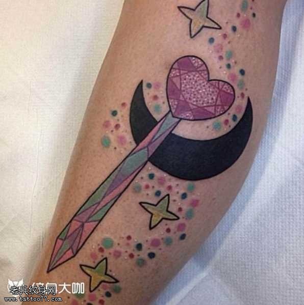 腿部心穿刺纹身图案