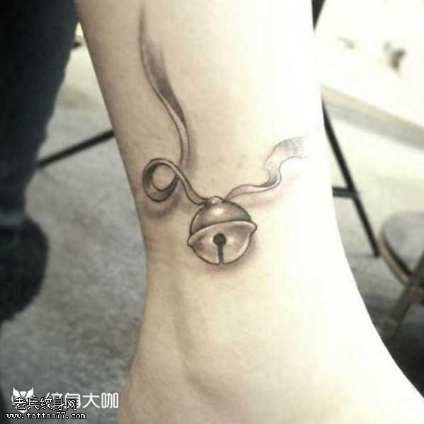 腿部铃纹身图案