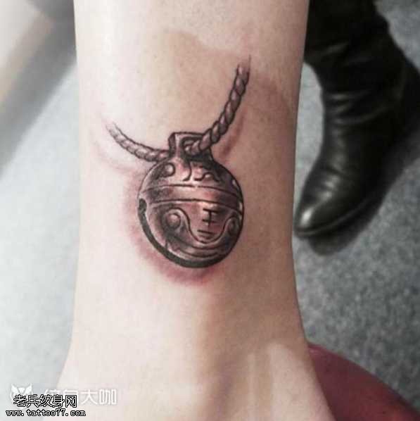 腿部铃钟纹身图案