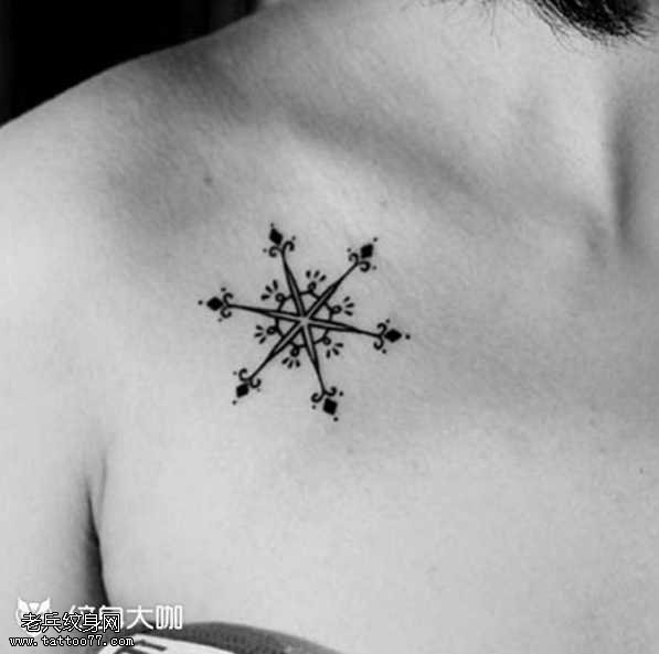胸部花纹身图案