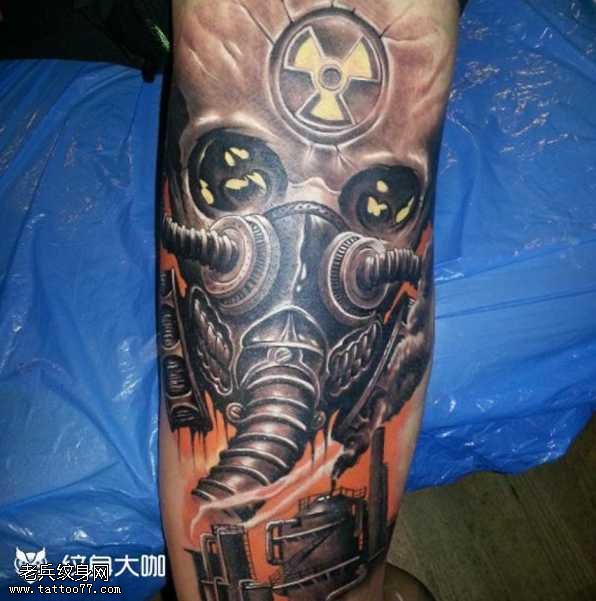 腿部生化面具纹身图案