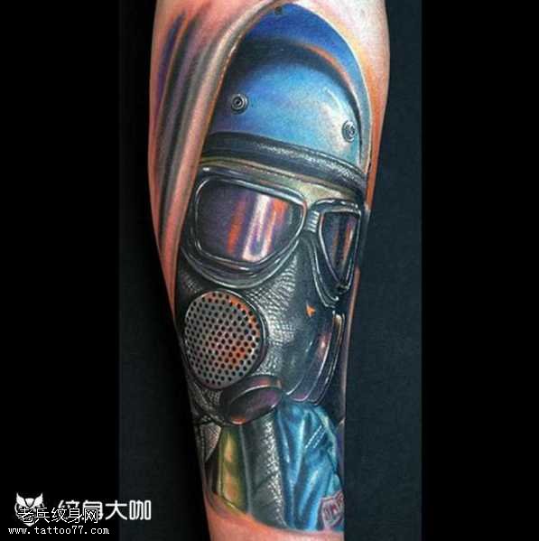 腿部星战面具纹身图案