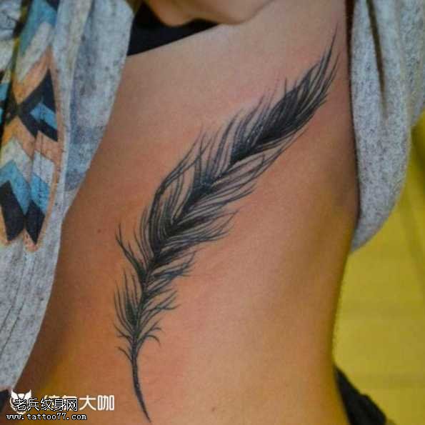 腰部个性羽毛纹身图案