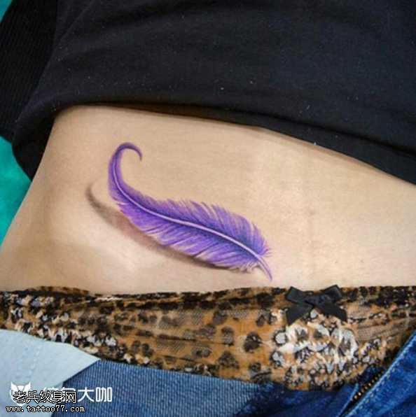 腰部紫羽毛纹身图案