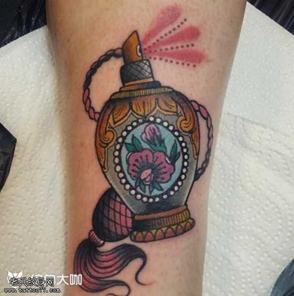 腿部香水纹身图案