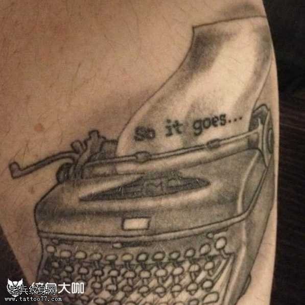 腿部打字机纹身图案