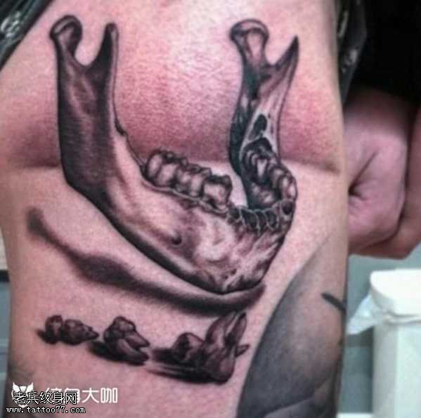 腿部牙纹身图案