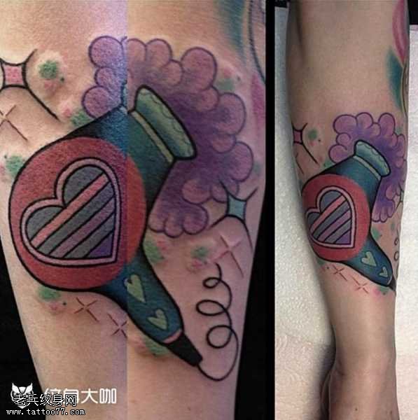 腿部吹风机纹身图案