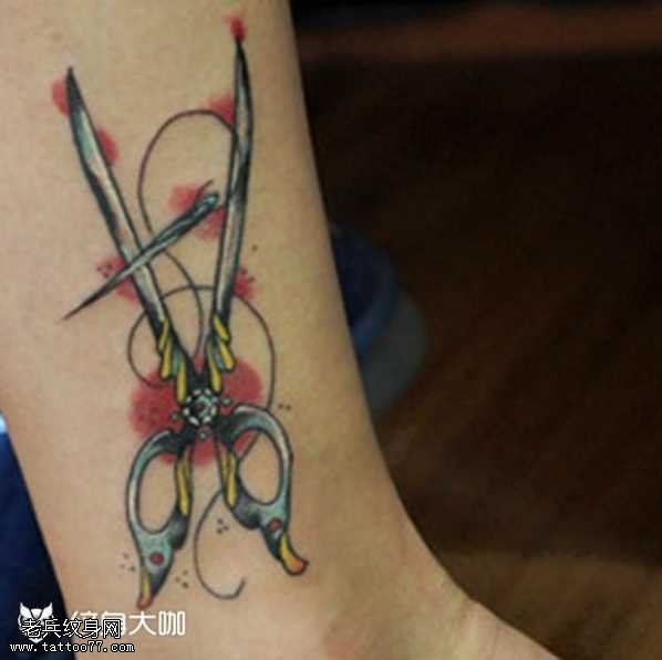 腿部剪刀纹身图案