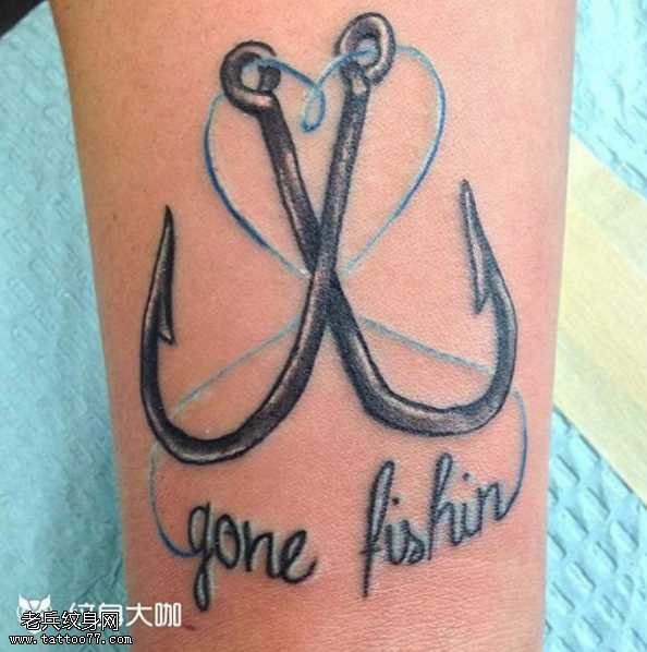 腿部鱼纹身图案