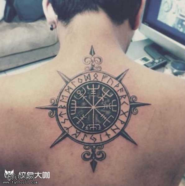 背部古老指南针纹身图案