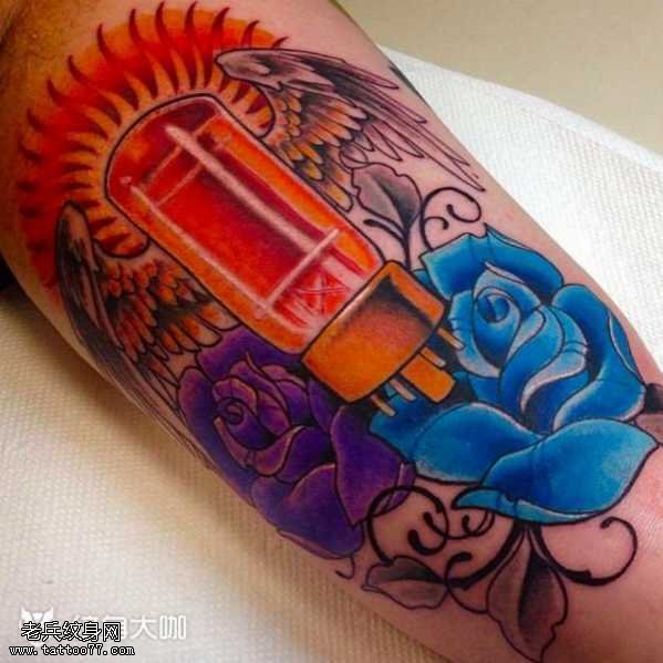 腿部血清纹身图案