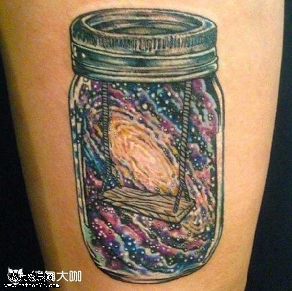 腿部宇宙纹身图案