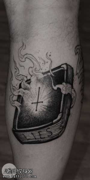 腿部十字书纹身图案