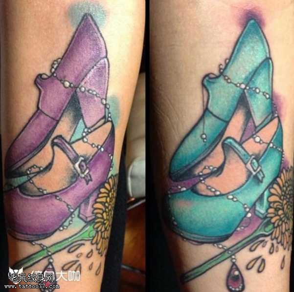 腿部高跟鞋纹身图案
