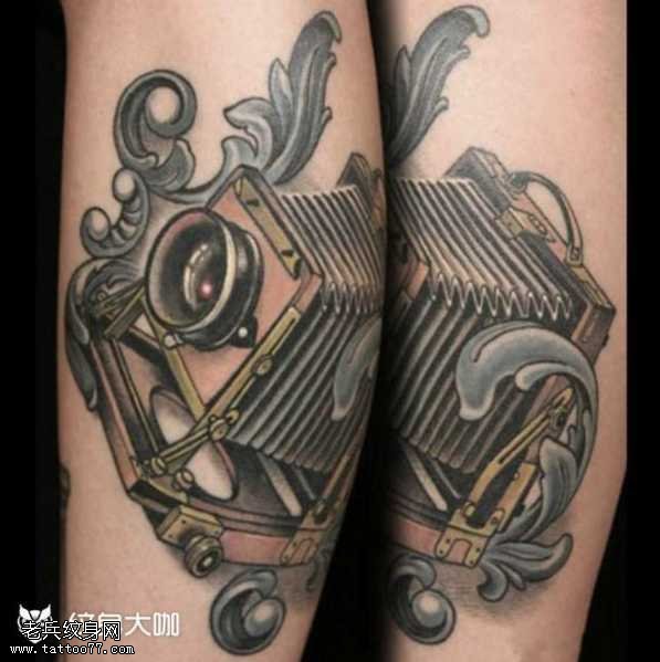 腿部相机纹身图案