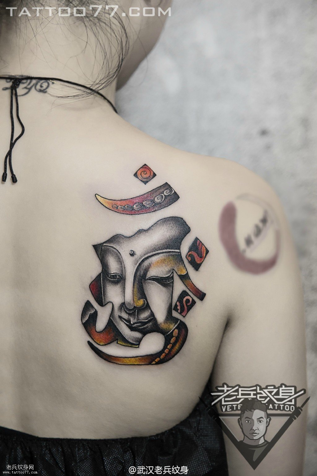肩胛梵文佛头纹身图案作品
