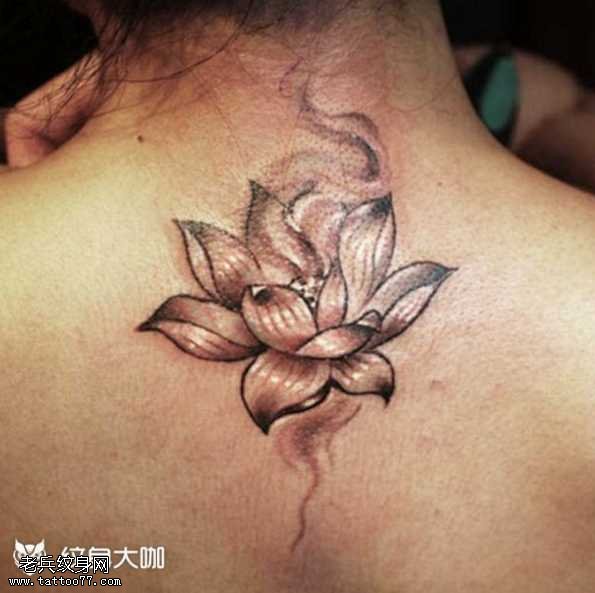 背部莲花纹身图案