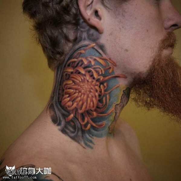 脖子黄菊花纹身图案