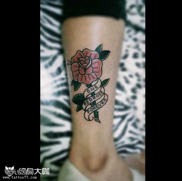 腿部花朵纹身图案