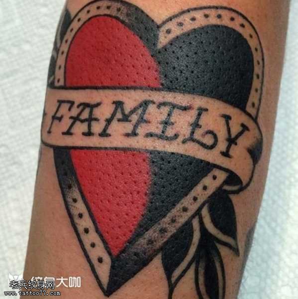 腿部爱心纹身图案