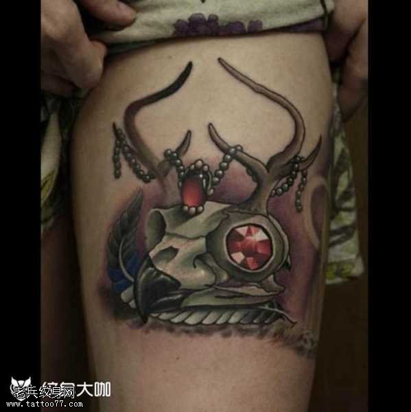 腿部鹿钻石纹身图案