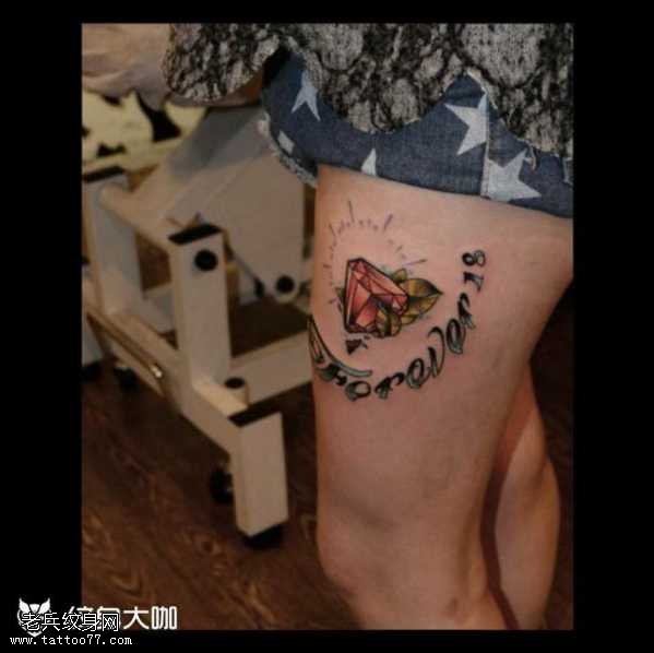 腿部钻石纹身图案