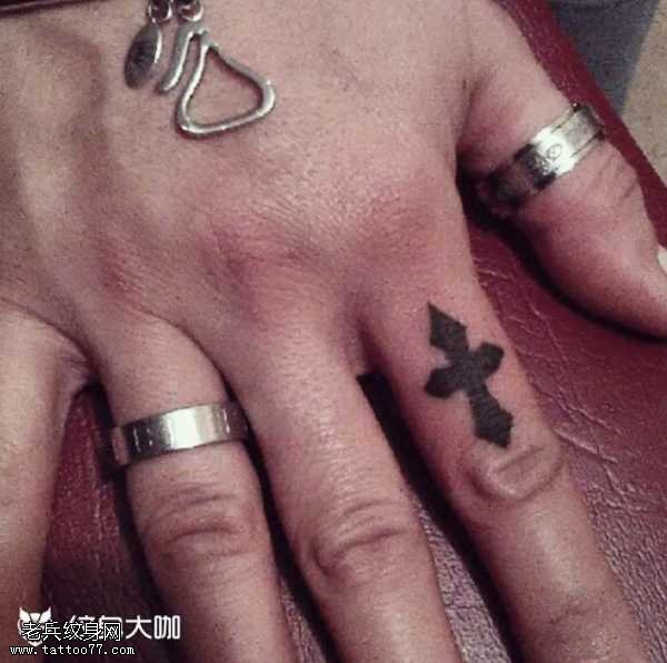 手指十字架纹身图案