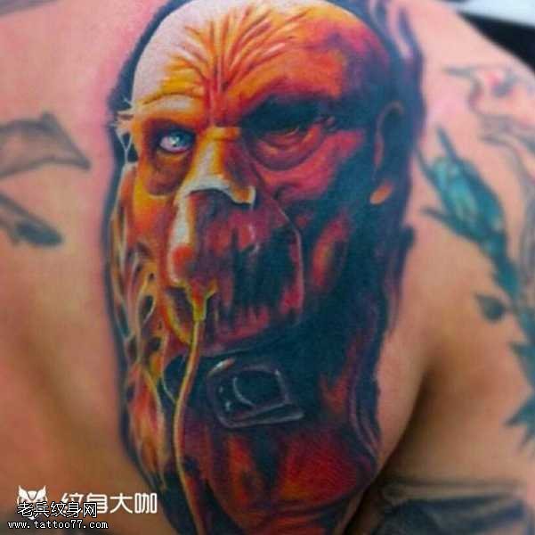 肩部怪物人纹身图案