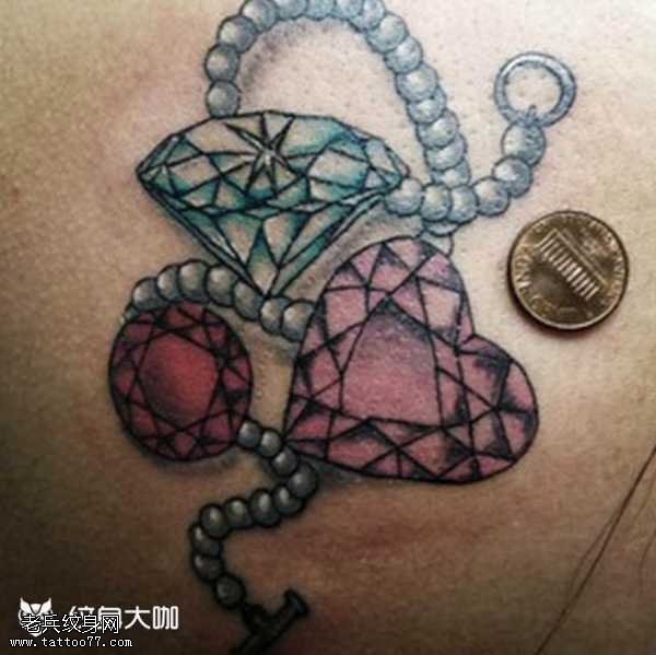 背部钻石心纹身图案