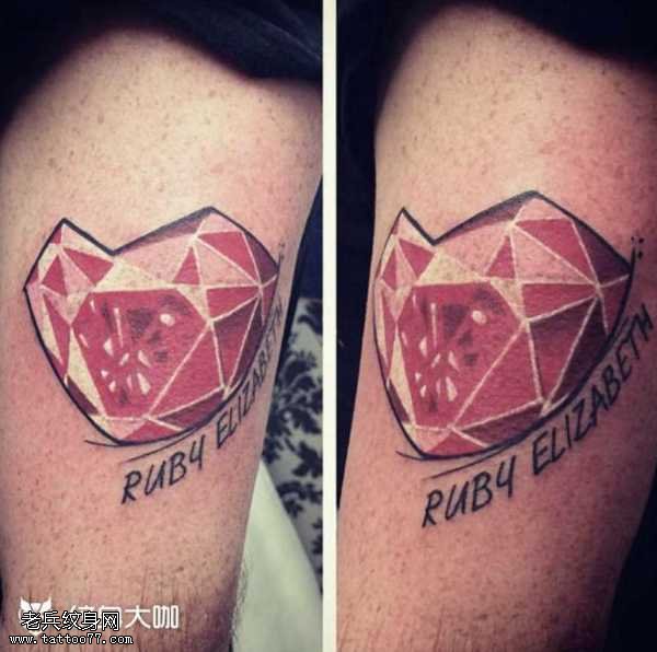 腿部粉心钻纹身图案