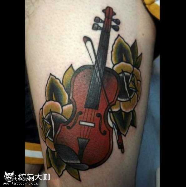 腿部吉他纹身图案