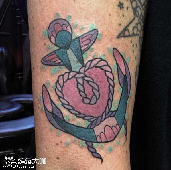 腿部粉船锚纹身图案